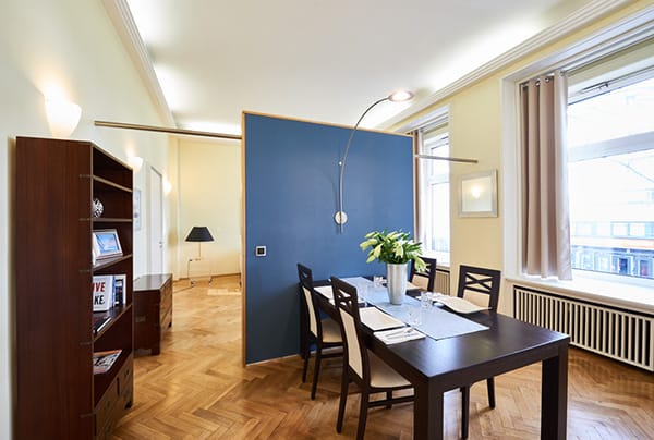3-Raum-Appartement App501 Essbereich: Tisch blauer Wandtrenner Spiegel Regal Kommode Parkett 600px breit