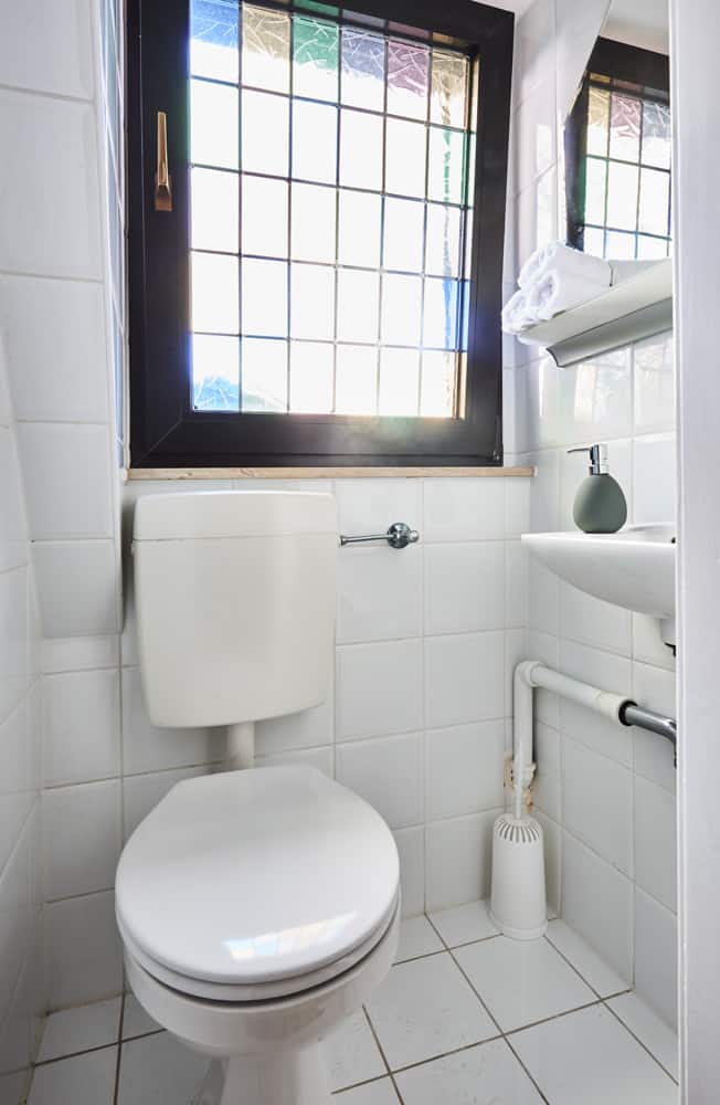 4-Raum-Appartement App073 Bad Mosaikfenster WC weiße Fliesen