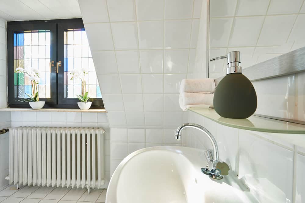 4-Raum-Appartement App073 Bad Waschbecken Spiegel Mosaikfenster weiße Fliesen