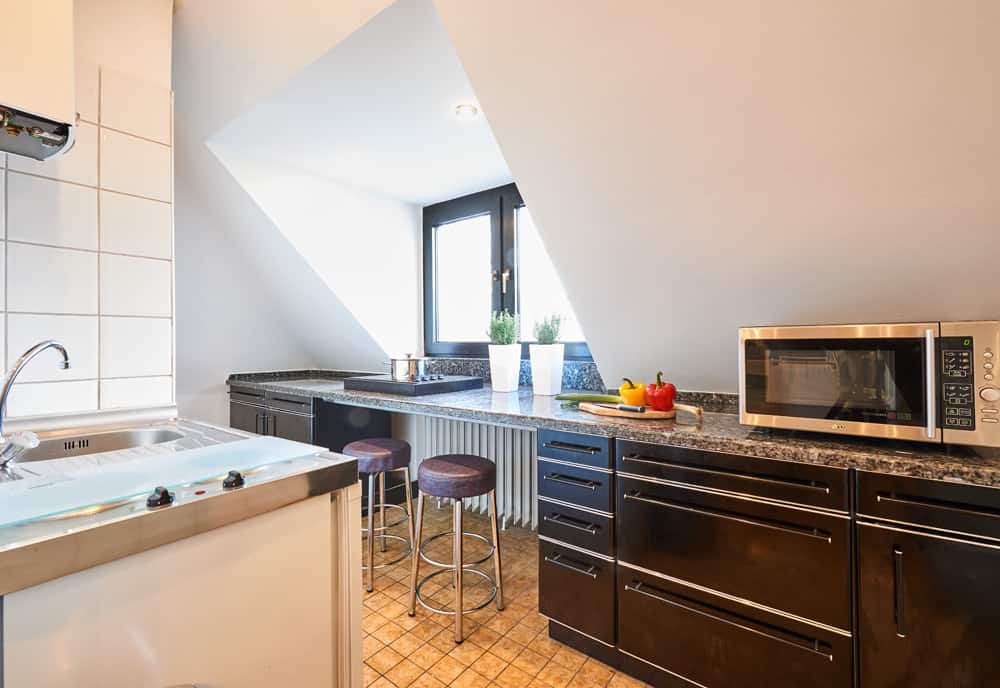 4-Zimmer-Wohnung App073 Küchenzeile Granit Kochplatte Mikrowelle Fliese