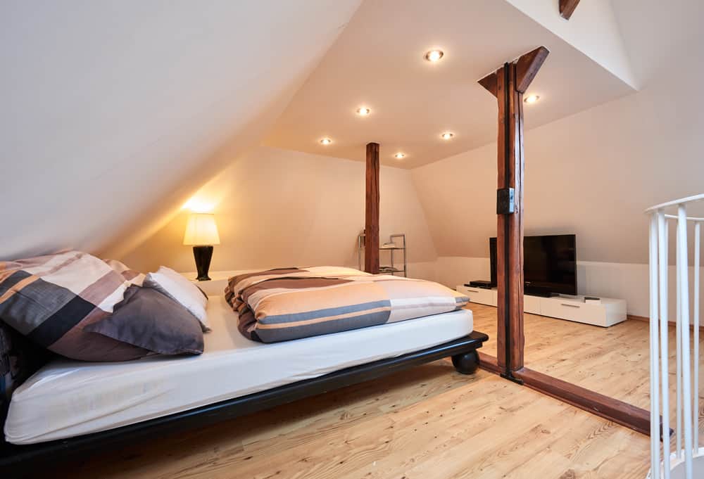4-room flat App073 寝室 ベッド 木製の梁 チェスト テレビ パーケットフローリング