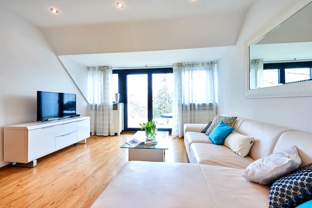 4-Raum-Appartement App073 Wohnbereich Sofa Spiegel Glastisch Kommode Tv Parkett Balkonsicht