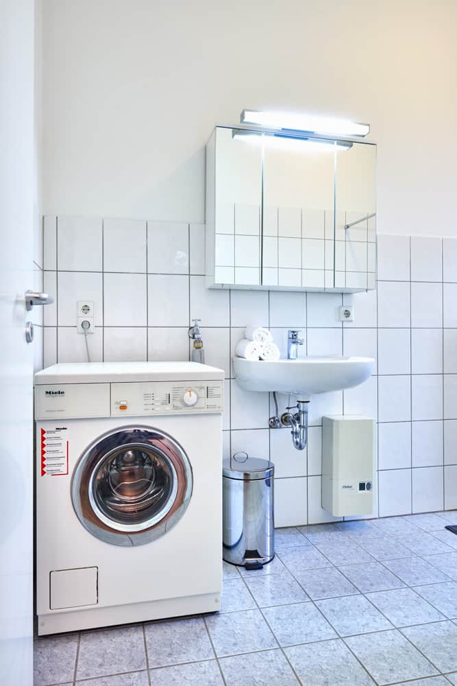 2-Raum-Appartement App534 Bad Waschbecken Spiegel Schrank Waschmaschine Fliesen